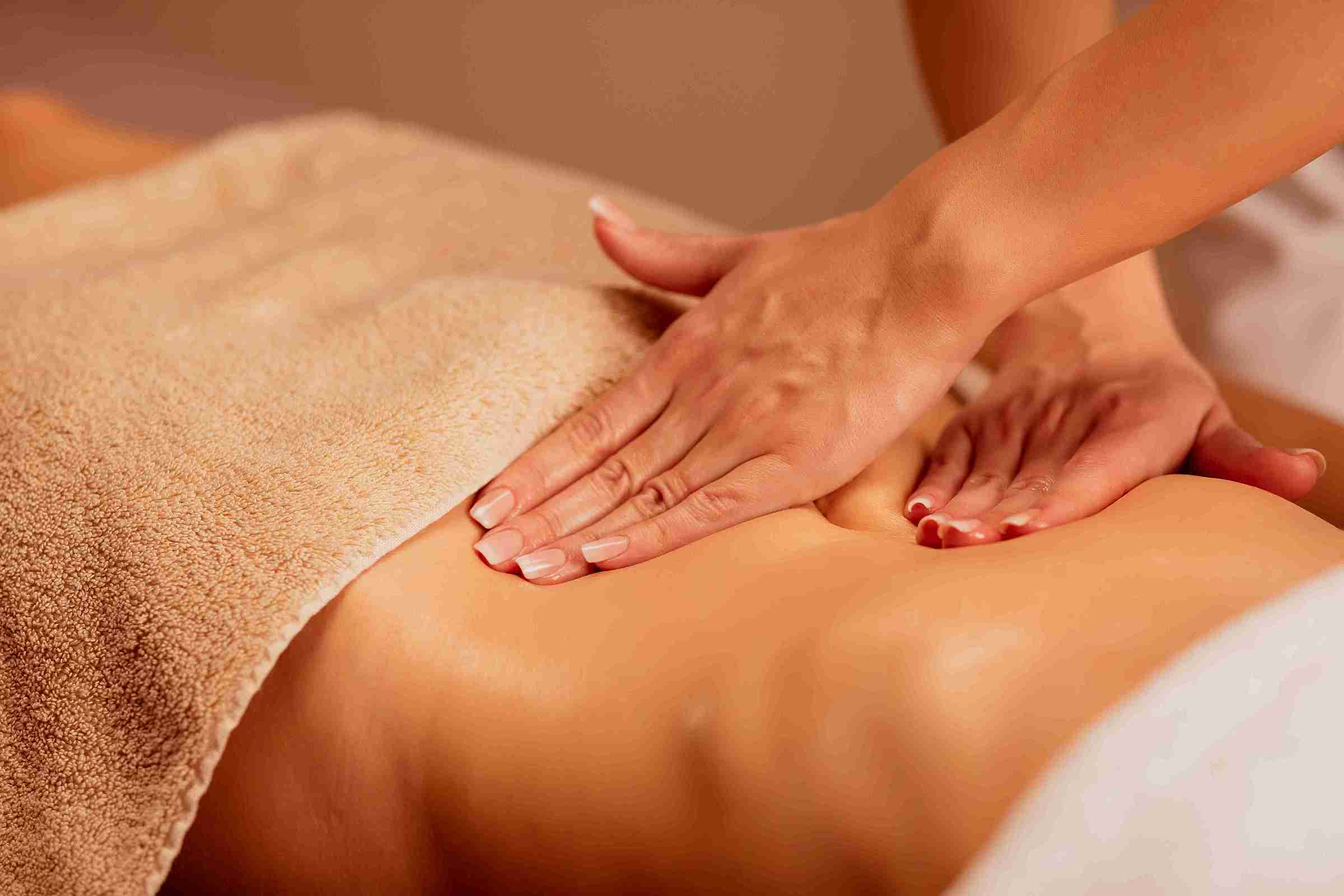 Aprenda como fazer massagens redutoras na barriga!